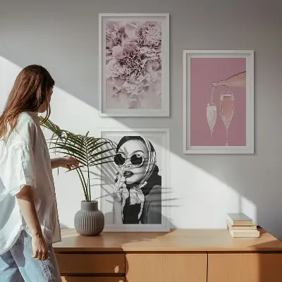 Billedvæg med motiv af roseblomster og en elegant dame
