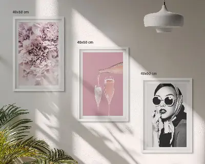 Billedvæg med motiv af roseblomster og en elegant dame