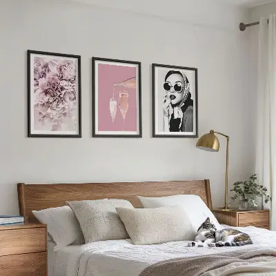 Billedvæg med motiv af roseblomster og en elegant dame