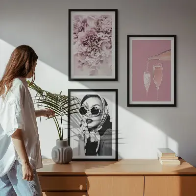 Billedvæg med motiv af roseblomster og en elegant dame