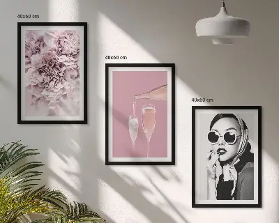 Billedvæg med motiv af roseblomster og en elegant dame