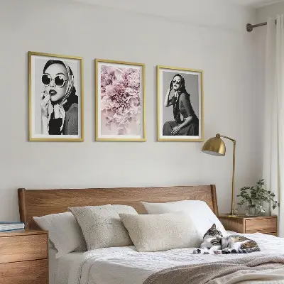 Triptykon med portrætter af kvinder og blomster indrammede billeder