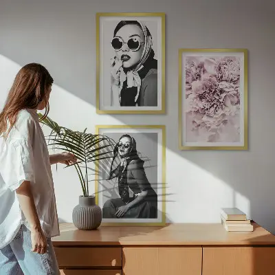 Triptykon med portrætter af kvinder og blomster indrammede billeder