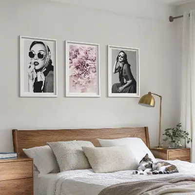 Triptykon med portrætter af kvinder og blomster indrammede billeder