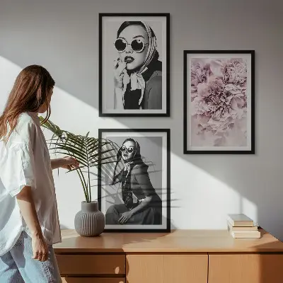 Triptykon med portrætter af kvinder og blomster indrammede billeder
