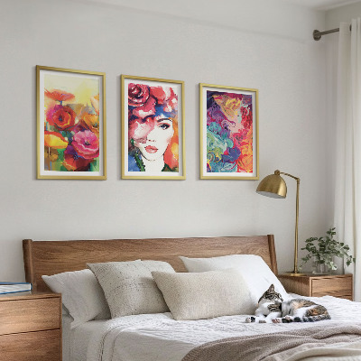 Billedsæt til soveværelset Portræt af en kvinde med intense blomstermotiver
