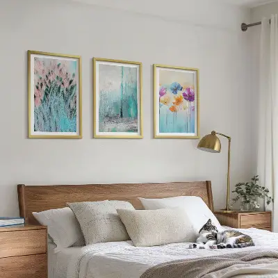 Billedvæg med pastelblomster mønstret baggrund