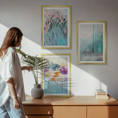 Billedvæg med pastelblomster mønstret baggrund