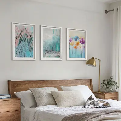 Billedvæg med pastelblomster mønstret baggrund