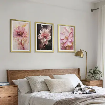 Billedsæt til soveværelset med blomsterkompositioner af roser og hvide blomster