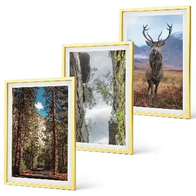 Billedvæg med naturmotiv af skov, bjerge og hjorte