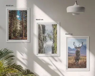 Billedvæg med naturmotiv af skov, bjerge og hjorte