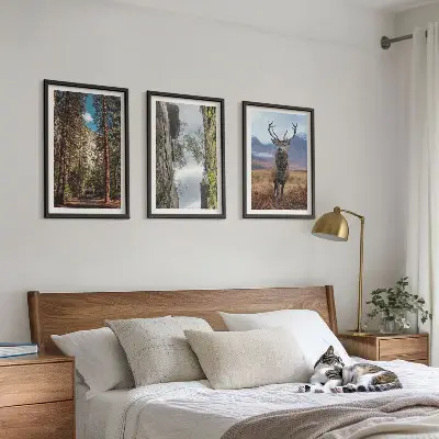 Billedvæg med naturmotiv af skov, bjerge og hjorte