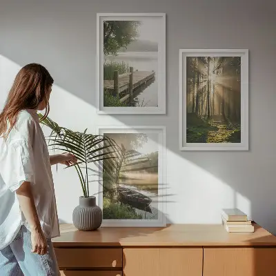 Billedvæg med naturmotiv sø, skov, båd og morgentåge