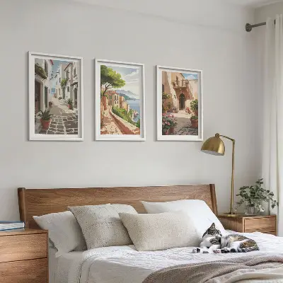 Triptykon billeder med ramme med motiver af gader, huse, planter og potter