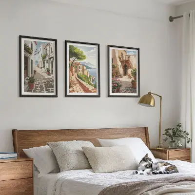Triptykon billeder med ramme med motiver af gader, huse, planter og potter