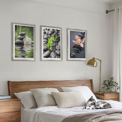 Triptykon billeder med ramme En rolig zen-komposition af blomster og vand