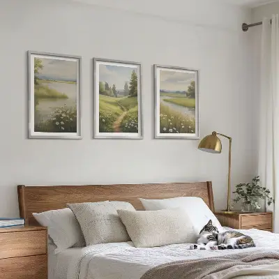 Triptykon med forårslandskab ved flodeng indrammet billede