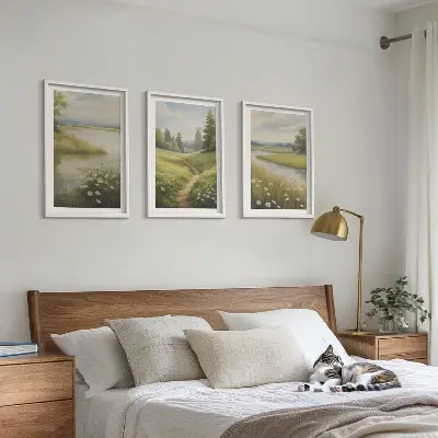 Triptykon med forårslandskab ved flodeng indrammet billede