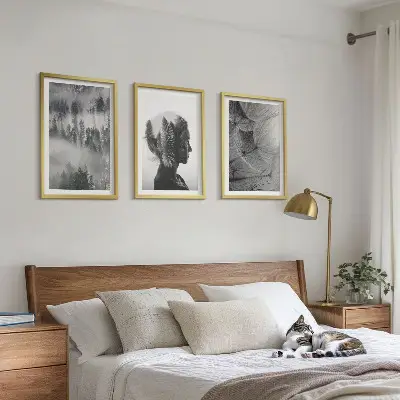 Plakat med skovmotiv portræt af træer og mælkebøtter i tåge