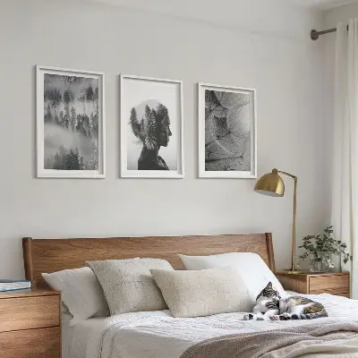 Plakat med skovmotiv portræt af træer og mælkebøtter i tåge