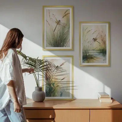 Akvarelmaleri af guldsmede i græs inspiration til billedvæg