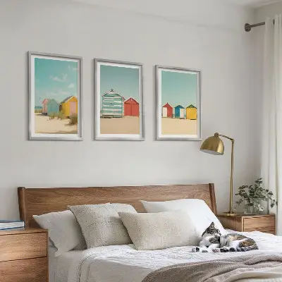 Triptykon med farverige huse, strand og sol billeder med ramme