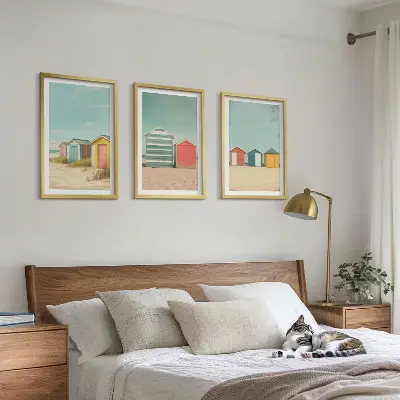 Billedsæt til soveværelset med motiv af farverige huse, strand og sol