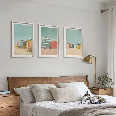 Billedsæt til soveværelset med motiv af farverige huse, strand og sol