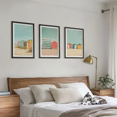 Billedsæt til soveværelset med motiv af farverige huse, strand og sol