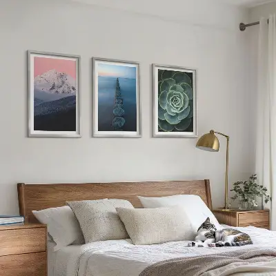 Billedsæt til soveværelset med motiv af bjerge, lyserød himmel, vand og sukkulenter