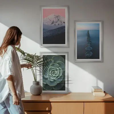 Billedsæt til soveværelset med motiv af bjerge, lyserød himmel, vand og sukkulenter
