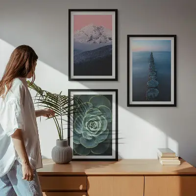 Billedsæt til soveværelset med motiv af bjerge, lyserød himmel, vand og sukkulenter