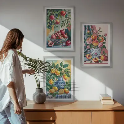 Billedsæt til soveværelset med motiv af blomster og frugt i vaser