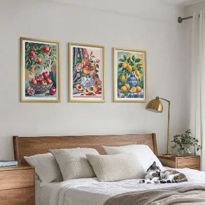 Billedsæt til soveværelset med motiv af blomster og frugt i vaser