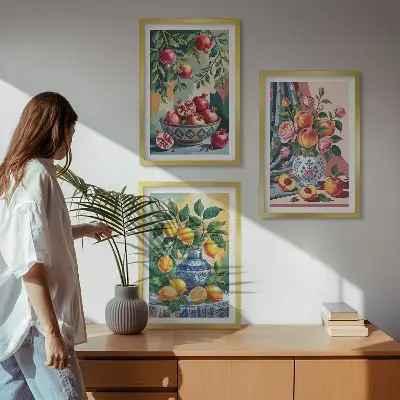 Billedsæt til soveværelset med motiv af blomster og frugt i vaser