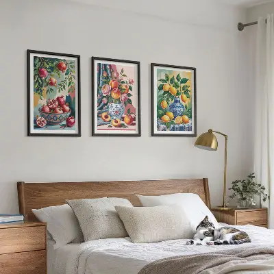 Billedsæt til soveværelset med motiv af blomster og frugt i vaser