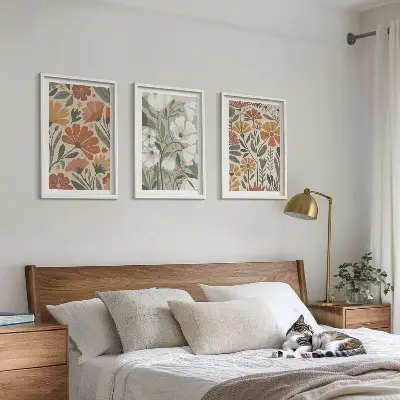 Billedsæt til soveværelset med blomstermønstre i orange og grøn