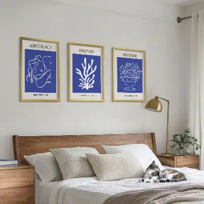 Blå plakater stilfuld vægdekoration