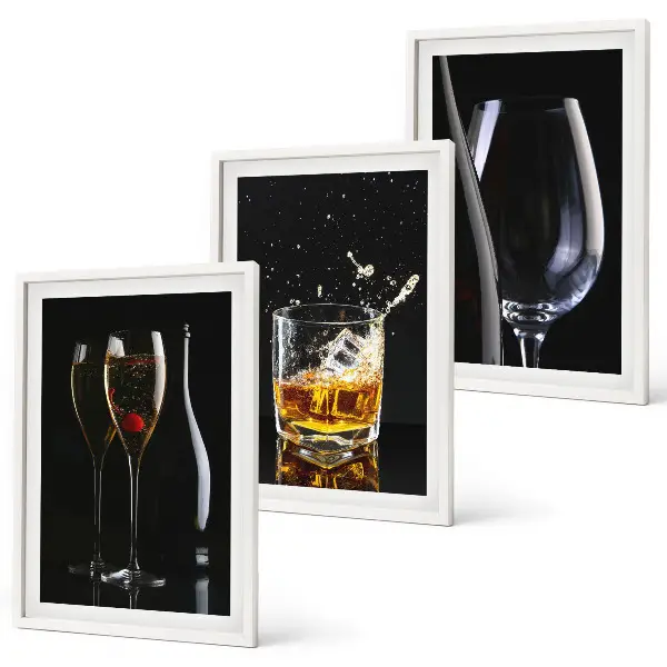 Billedvæg glas med vin og whisky på sort baggrund