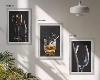 Billedvæg glas med vin og whisky på sort baggrund