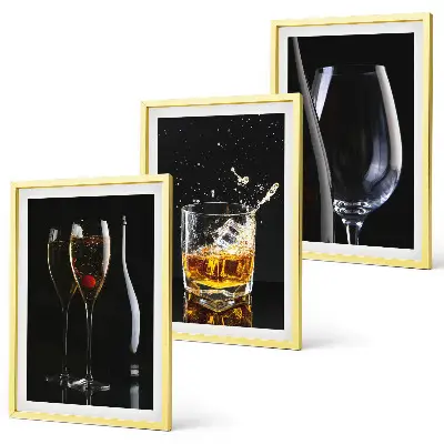 Billedvæg glas med vin og whisky på sort baggrund