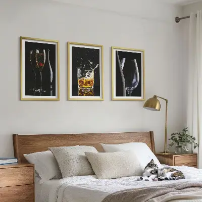 Billedvæg glas med vin og whisky på sort baggrund