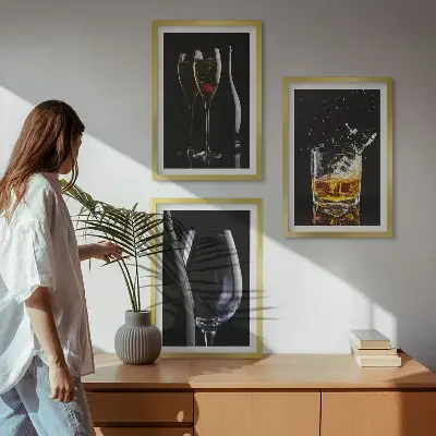 Billedvæg glas med vin og whisky på sort baggrund