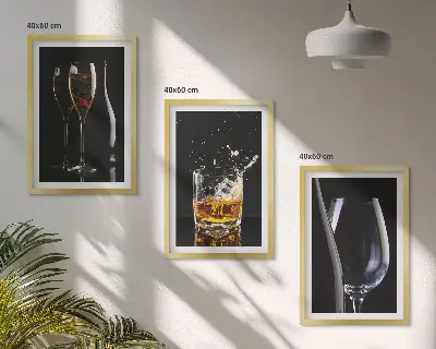 Billedvæg glas med vin og whisky på sort baggrund
