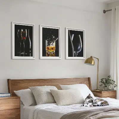 Billedvæg glas med vin og whisky på sort baggrund