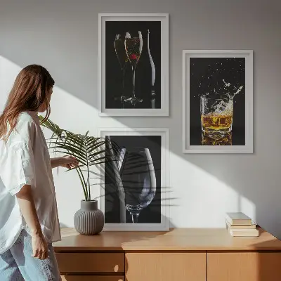 Billedvæg glas med vin og whisky på sort baggrund