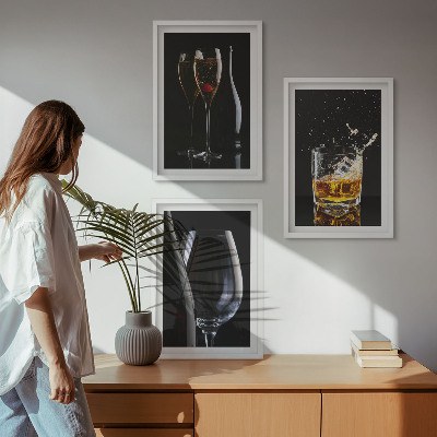 Billedvæg inspiration Glas vin og whisky på en sort baggrund