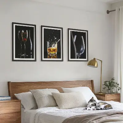 Billedvæg glas med vin og whisky på sort baggrund