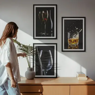 Billedvæg glas med vin og whisky på sort baggrund